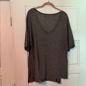 Mudd Heathered Dark Gray V-Neck Short Sleeve Tee